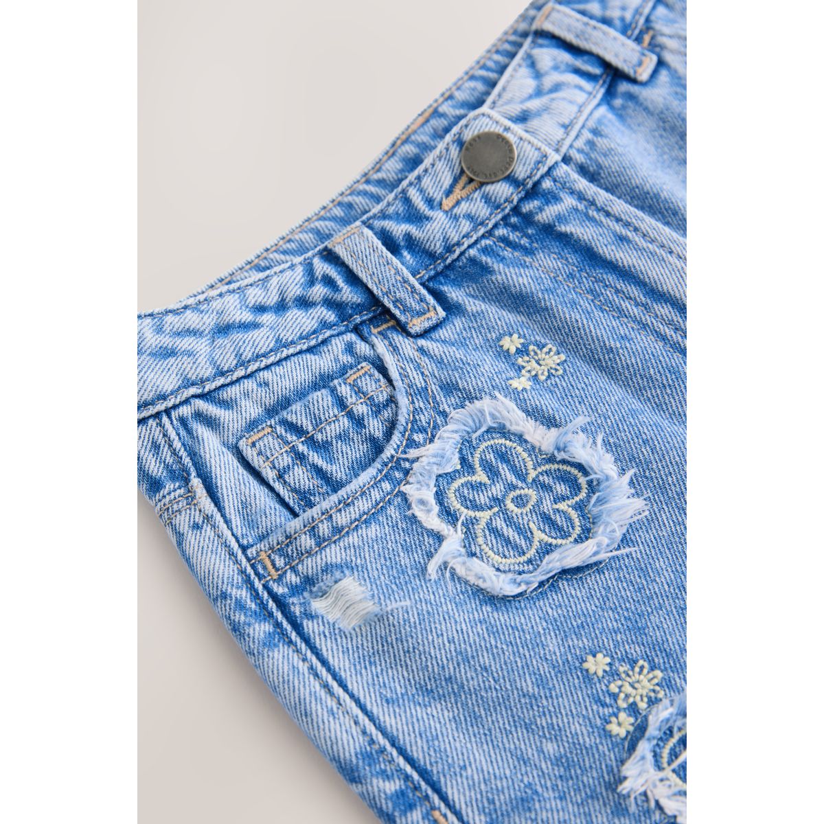 Short en denim avec fleurs au crochet jean, NEXT
