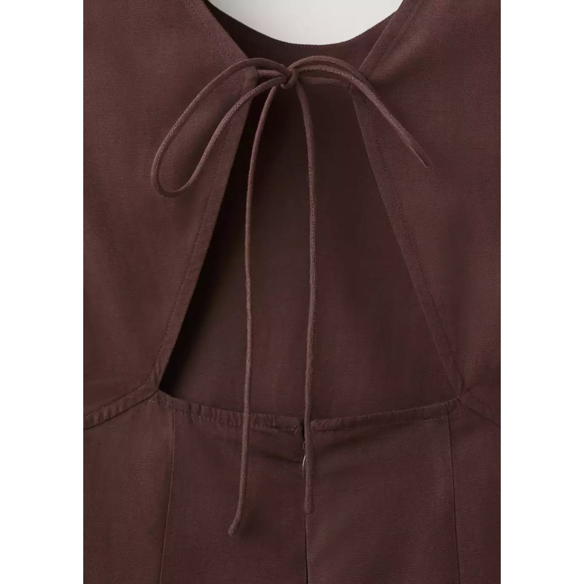 Robe froncée sur le côté avec nœud marron, MANGO