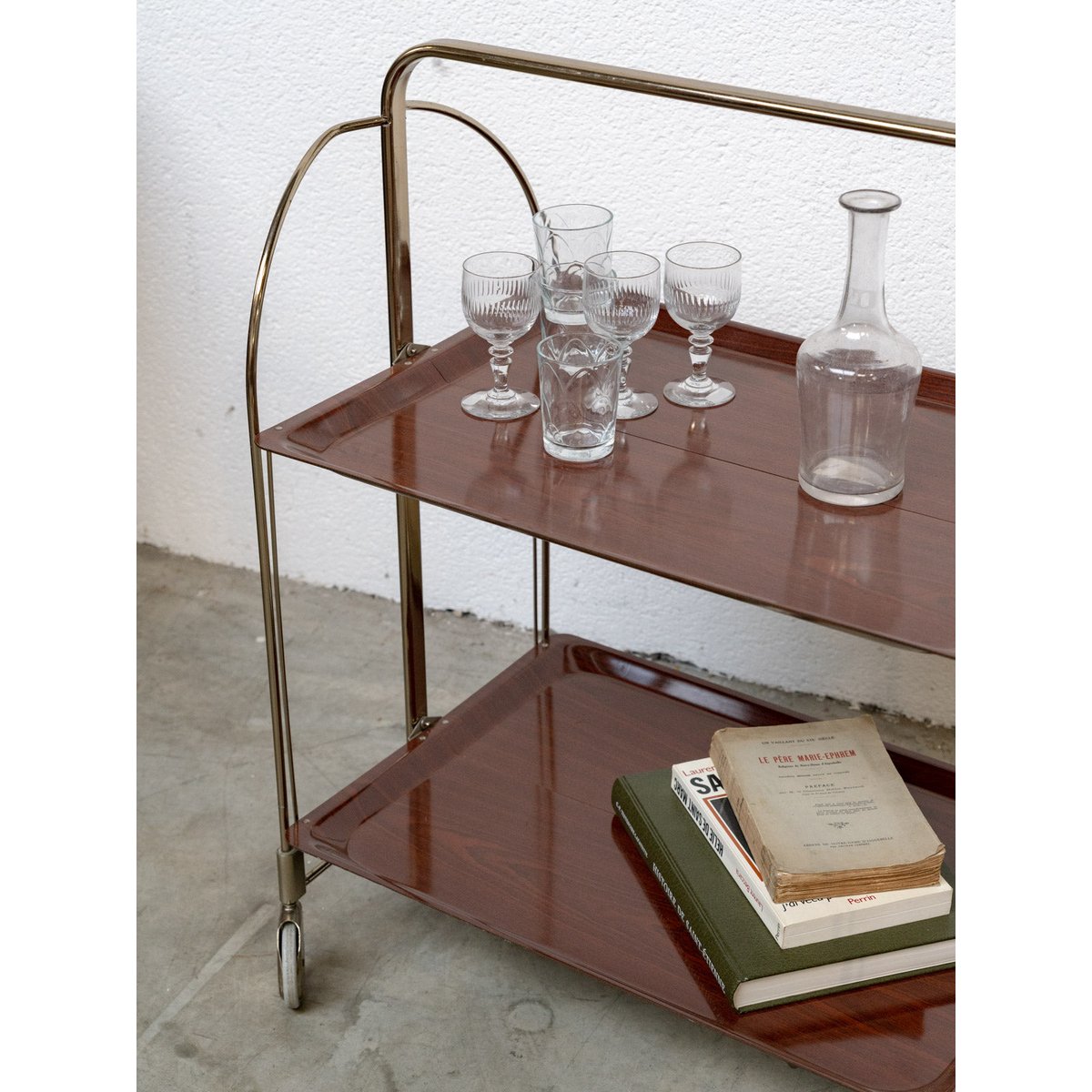 Desserte à roulettes pliante en formica Anouk N°425 - Bon état bois foncé, DEBONGOUT