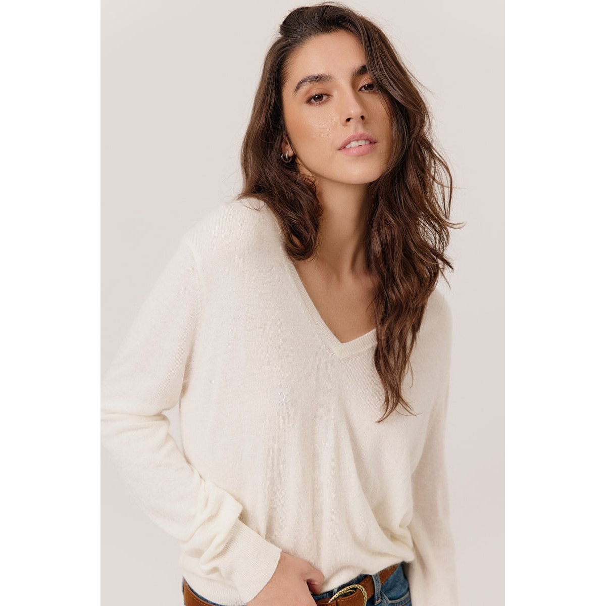 Pull coupe ajustée col en V manches longues EDEN cream, ARTLOVE