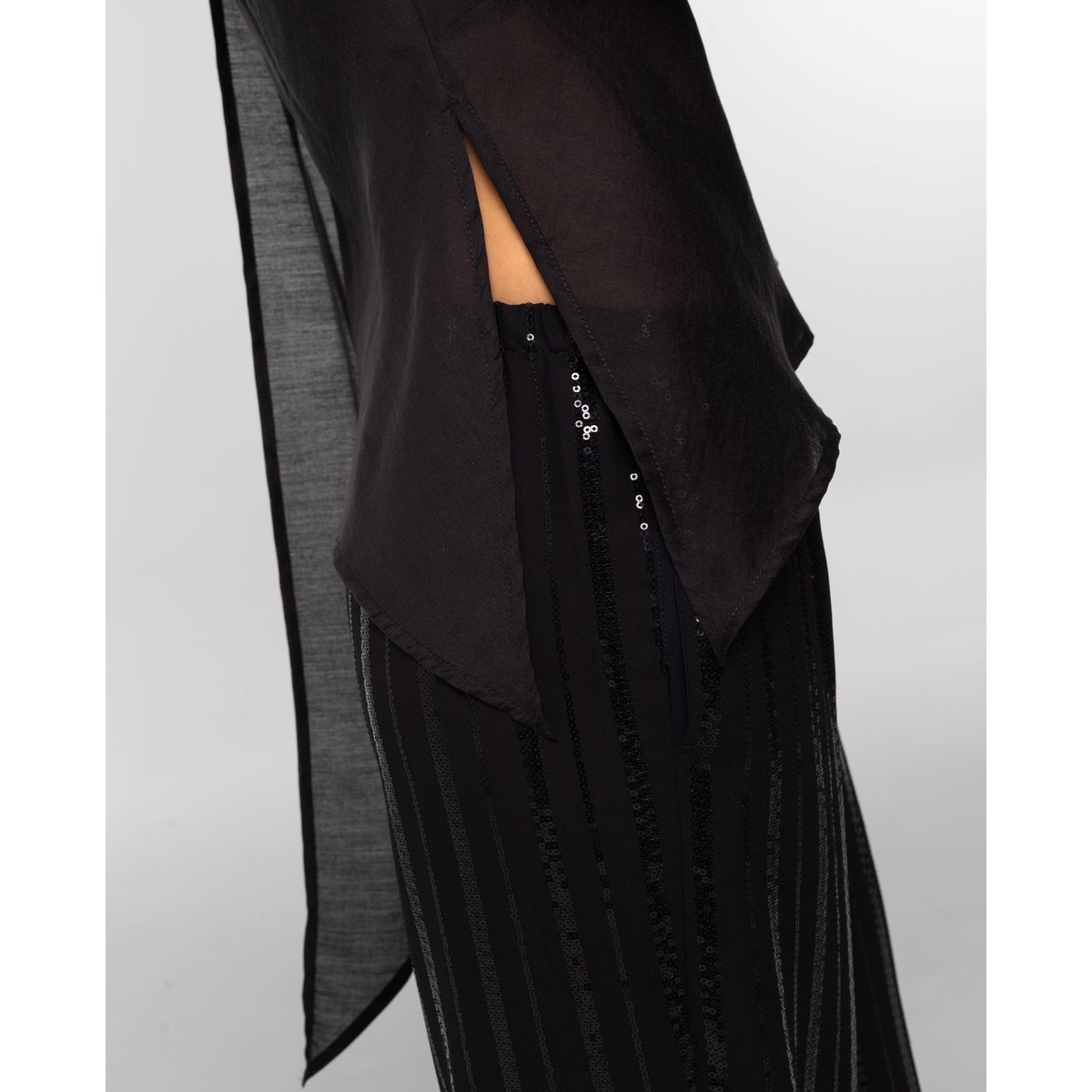 Top asymétrique avec foulard au niveau du décolleté noir, THE-ARE