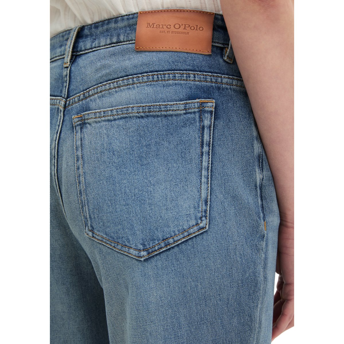 Jeans modèle Kiruna flared en mélange de coton organique et de lyocell stretch bleu clair, MARC O'POLO