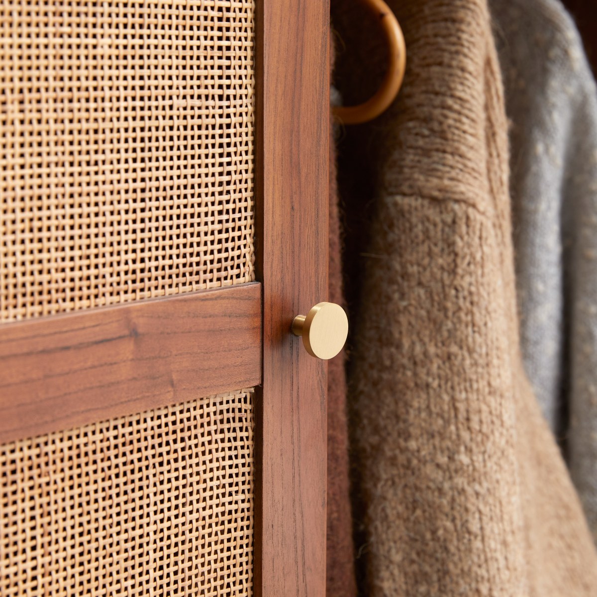 Armoire en Orme massif, LISBETH marron, TIKAMOON