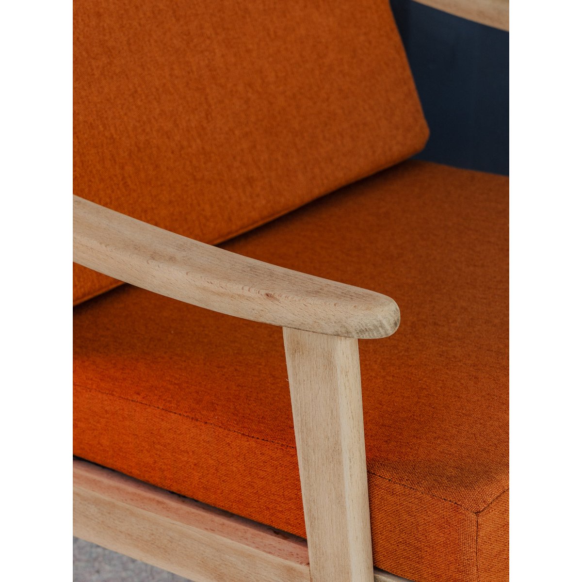 Fauteuil en bois et coussins en tissu orange Jakob N°1181 - Bon état bois clair, DEBONGOUT