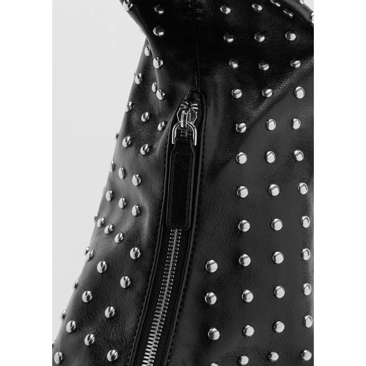Sac porté épaule ovale à clous noir, MANGO