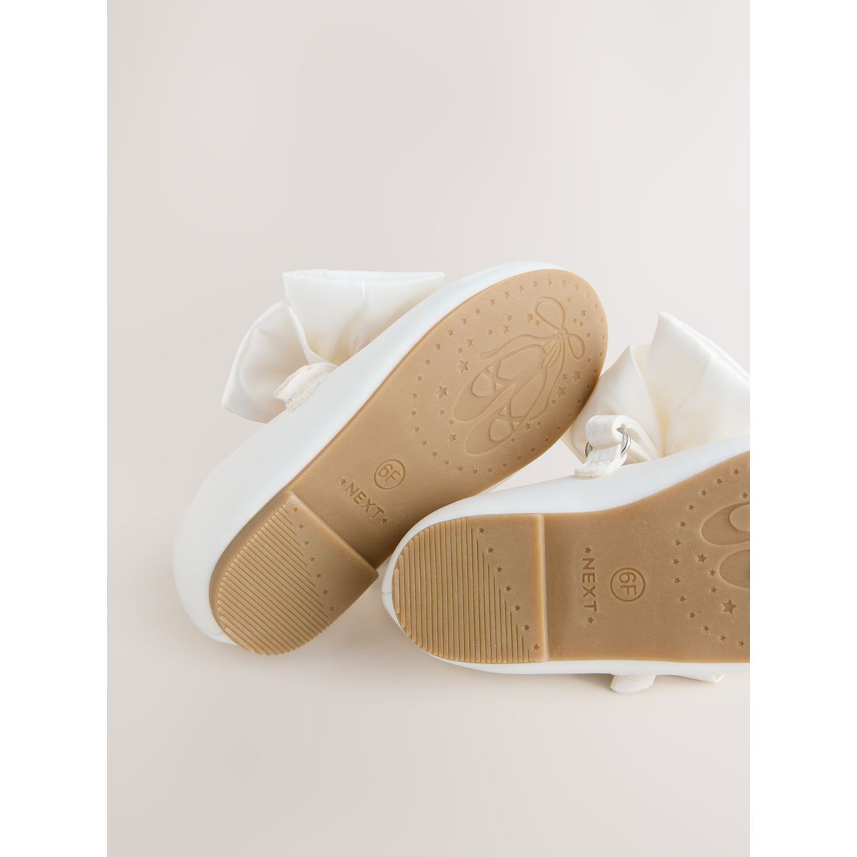 Babies avec fleur et nœud en satin blanc, NEXT