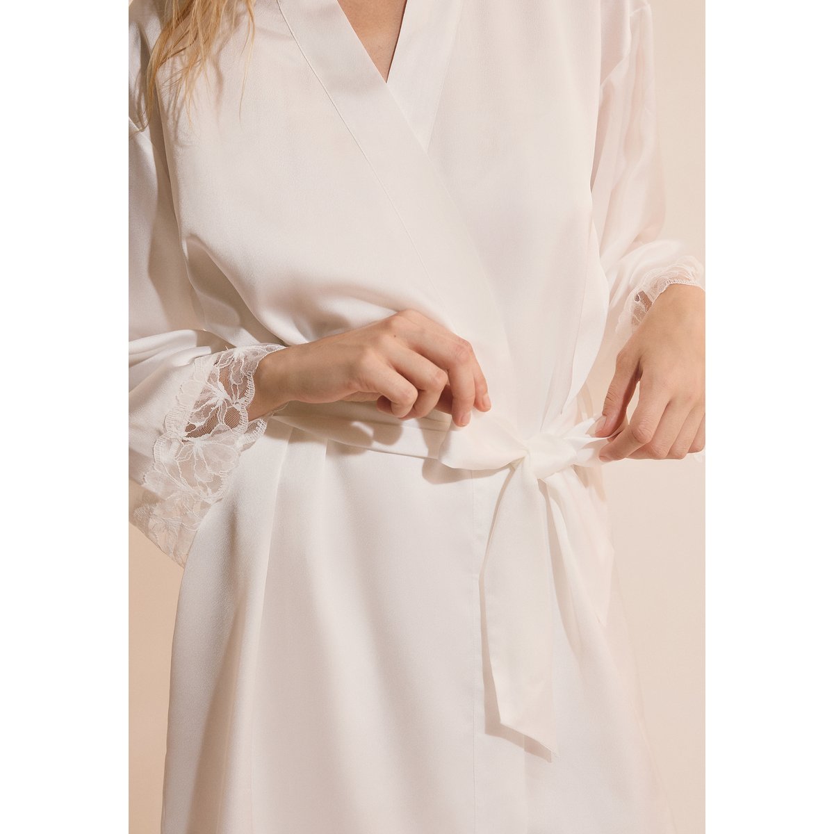 Déshabillé de pyjama satiné avec détail en dentelle NAEVA blanc, ETAM