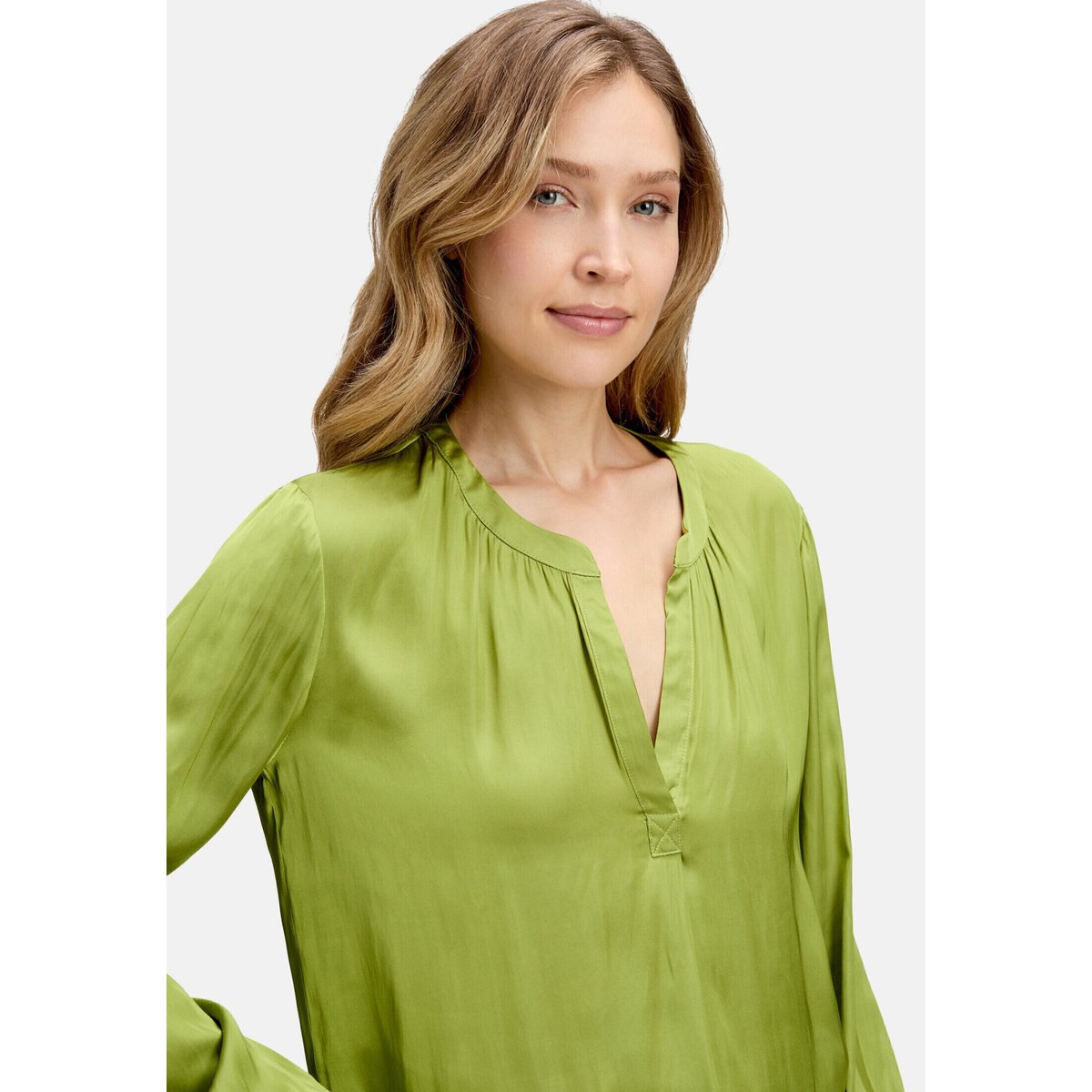 Chemisier en satin à manches longues fresh moss, BETTY BARCLAY
