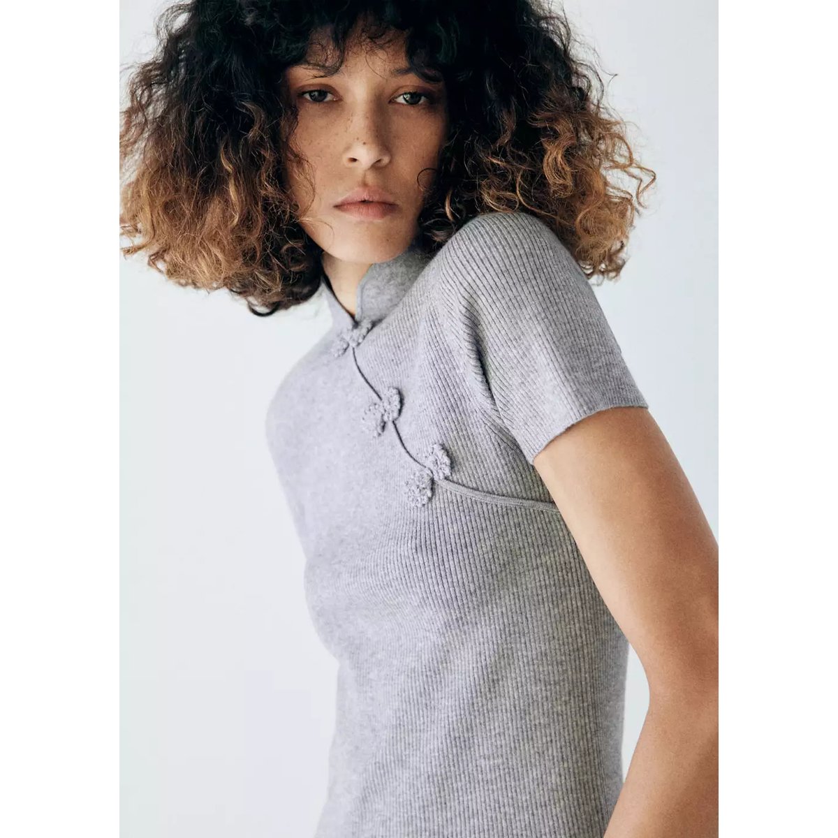 Pull-over maille côtelée brandebourgs gris chiné moyen, MANGO
