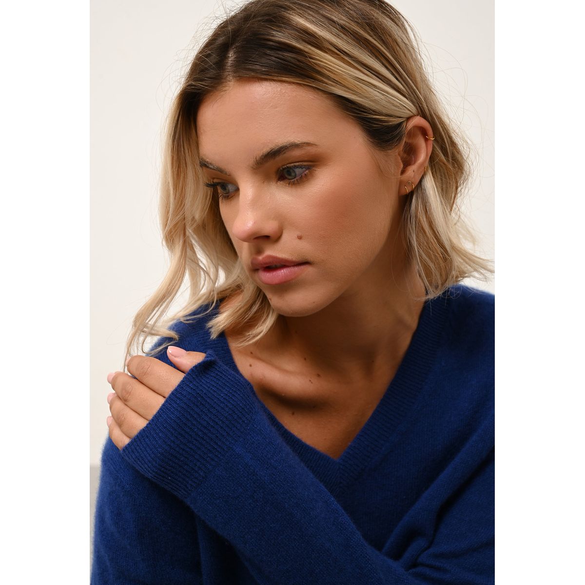 Pull Col V  Outremer Nora bleu foncé, JUST CASHMERE