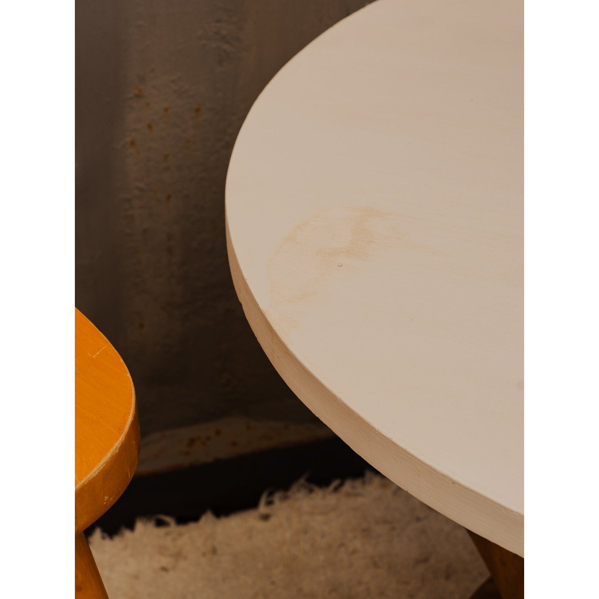 Table d'appoint en bois blanc Francine N°1495 - Bon état bois foncé, DEBONGOUT