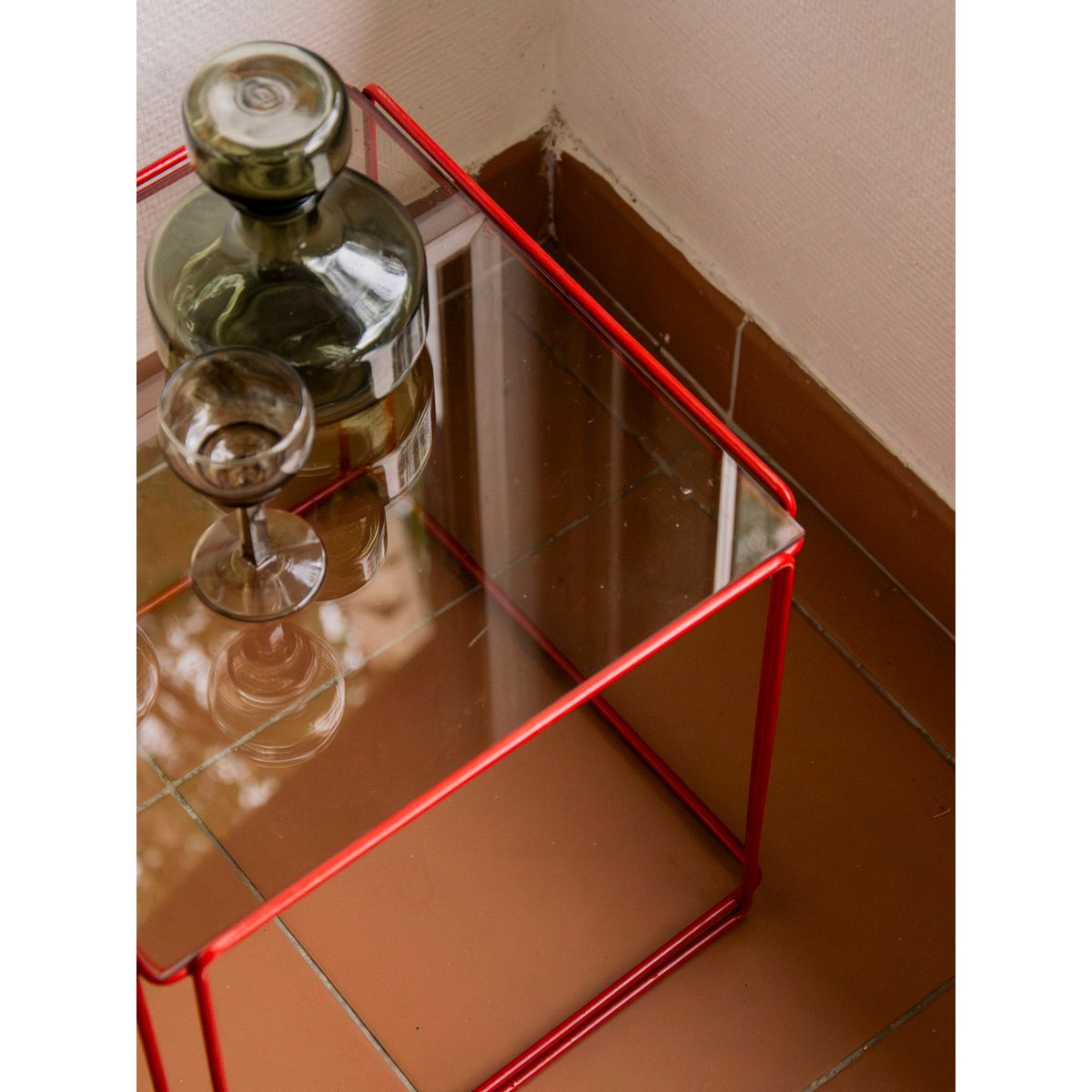 Paire de tables basses en verre et métal rouge Donna N°1639 - Bon état fumé, DEBONGOUT