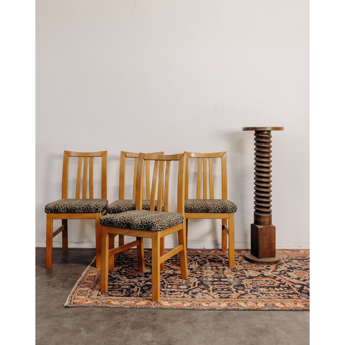 Lot de 4 chaises en tissu léopard Claude N°1632 - Bon état léopard, DEBONGOUT