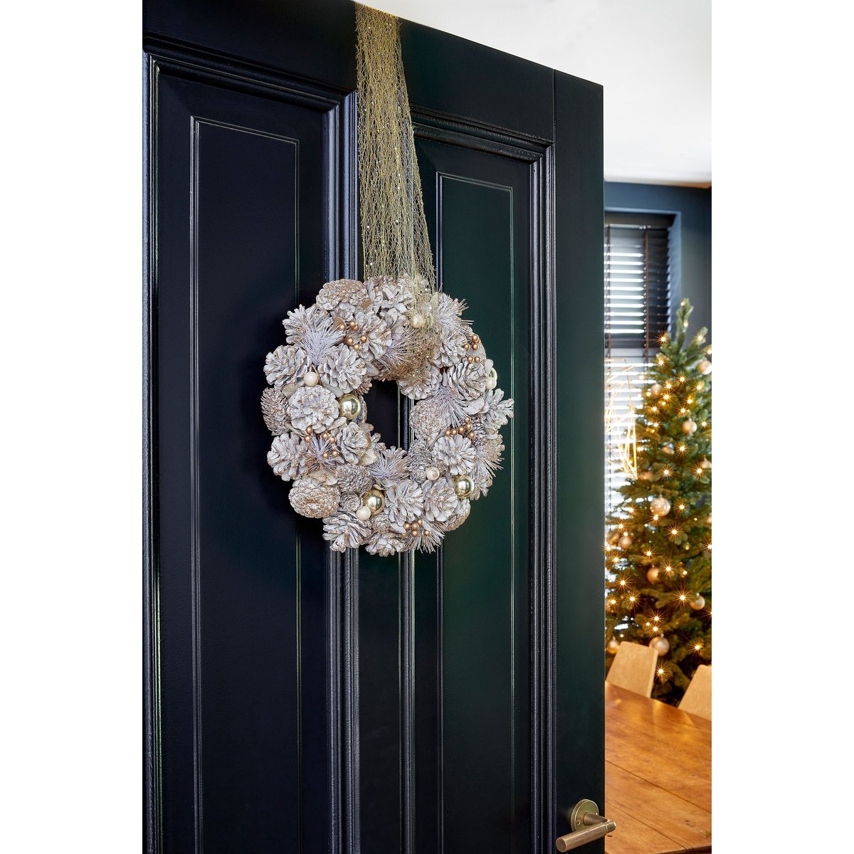 Couronne de Noël avec pommes de pin Hanley blanc, MICA DECORATIONS