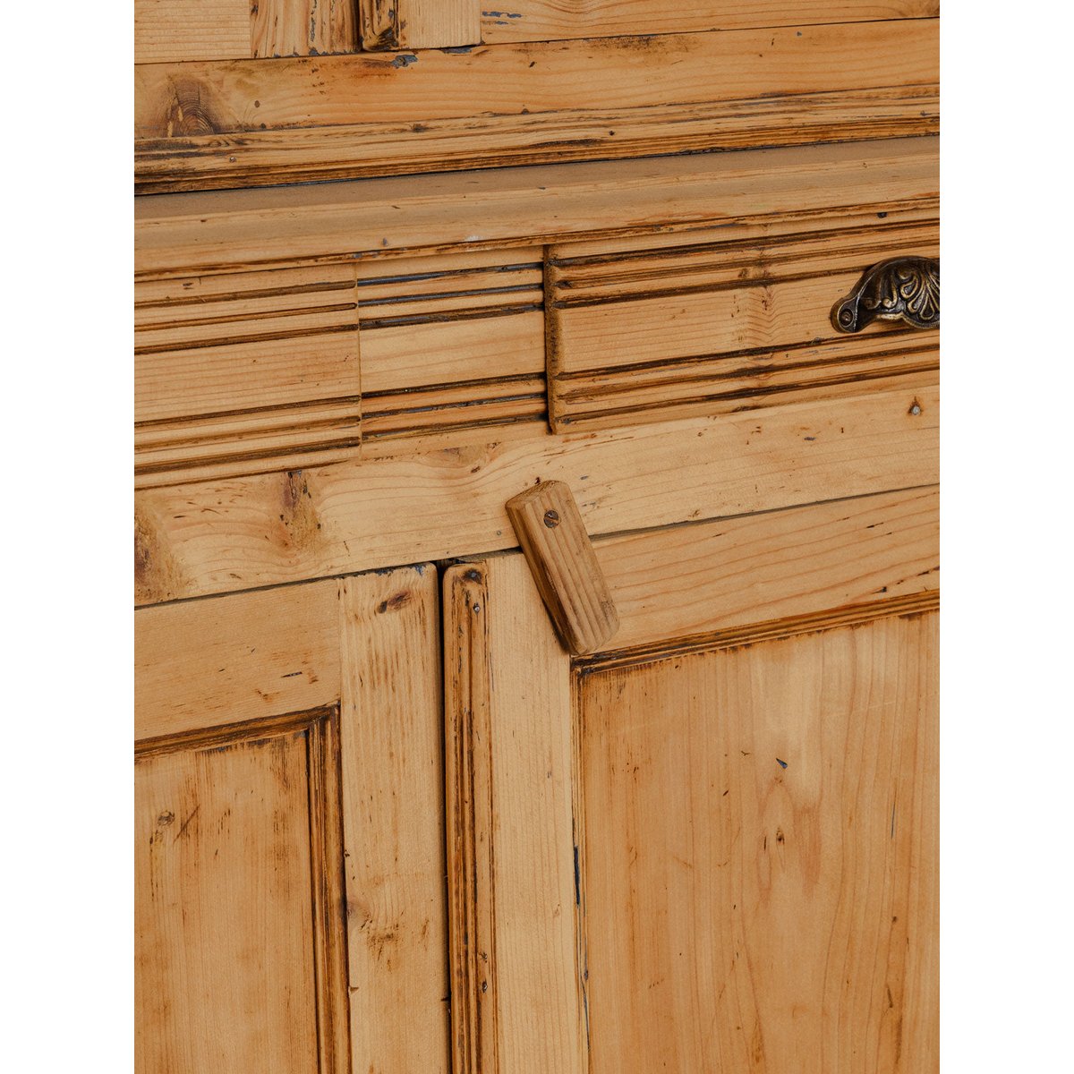 Buffet à deux corps en bois Gilbert N°1884 - Bon état bois clair, DEBONGOUT