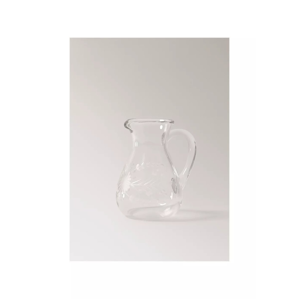 Carafe en verre à relief fleurs gris glacé, MANGO HOME