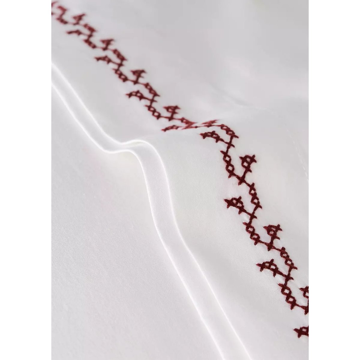 Taie d’oreiller en coton avec détail brodé 45 x 110 cm rouge, MANGO HOME