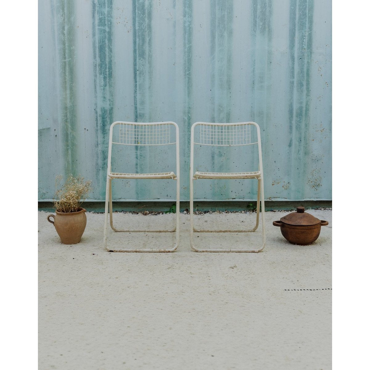 Paire de chaises en métal blanc Alma N°2014 - Bon état blanc, DEBONGOUT