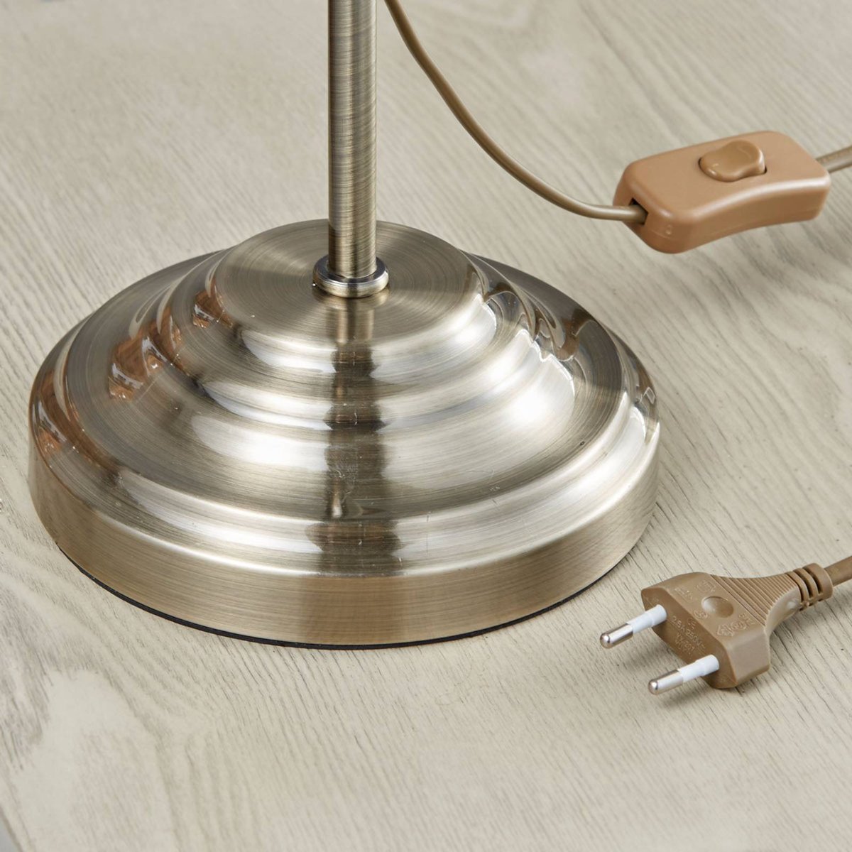 Lampe à poser en métal antique, Otis blanc opale brillant, laiton vieilli, LINDBY