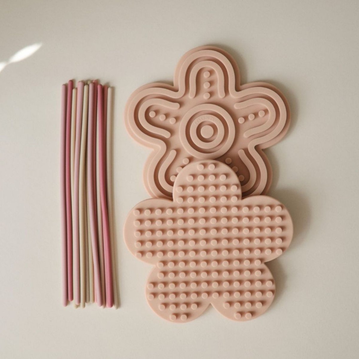 Jouet sensoriel en silicone rose, jaune, violet, MUSHIE