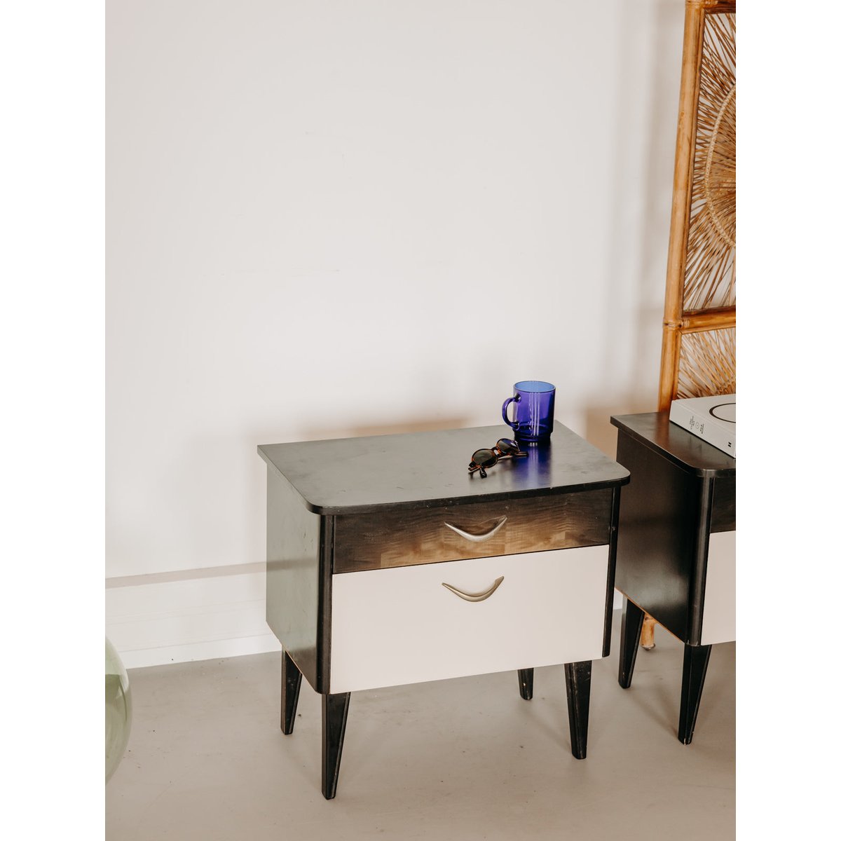 Paire de tables de chevet aux multiples rangements Maïa N°1594 - Bon état bois foncé, DEBONGOUT