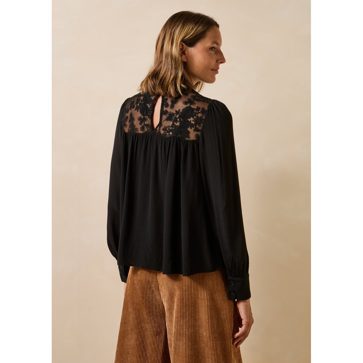 Top manches longues avec dentelle noir, LA FEE MARABOUTEE