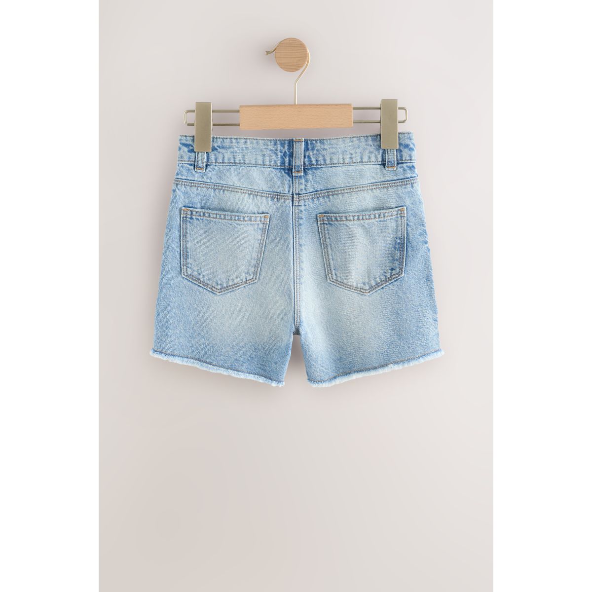 Short en jean à bords effilochés bleu moyen, NEXT