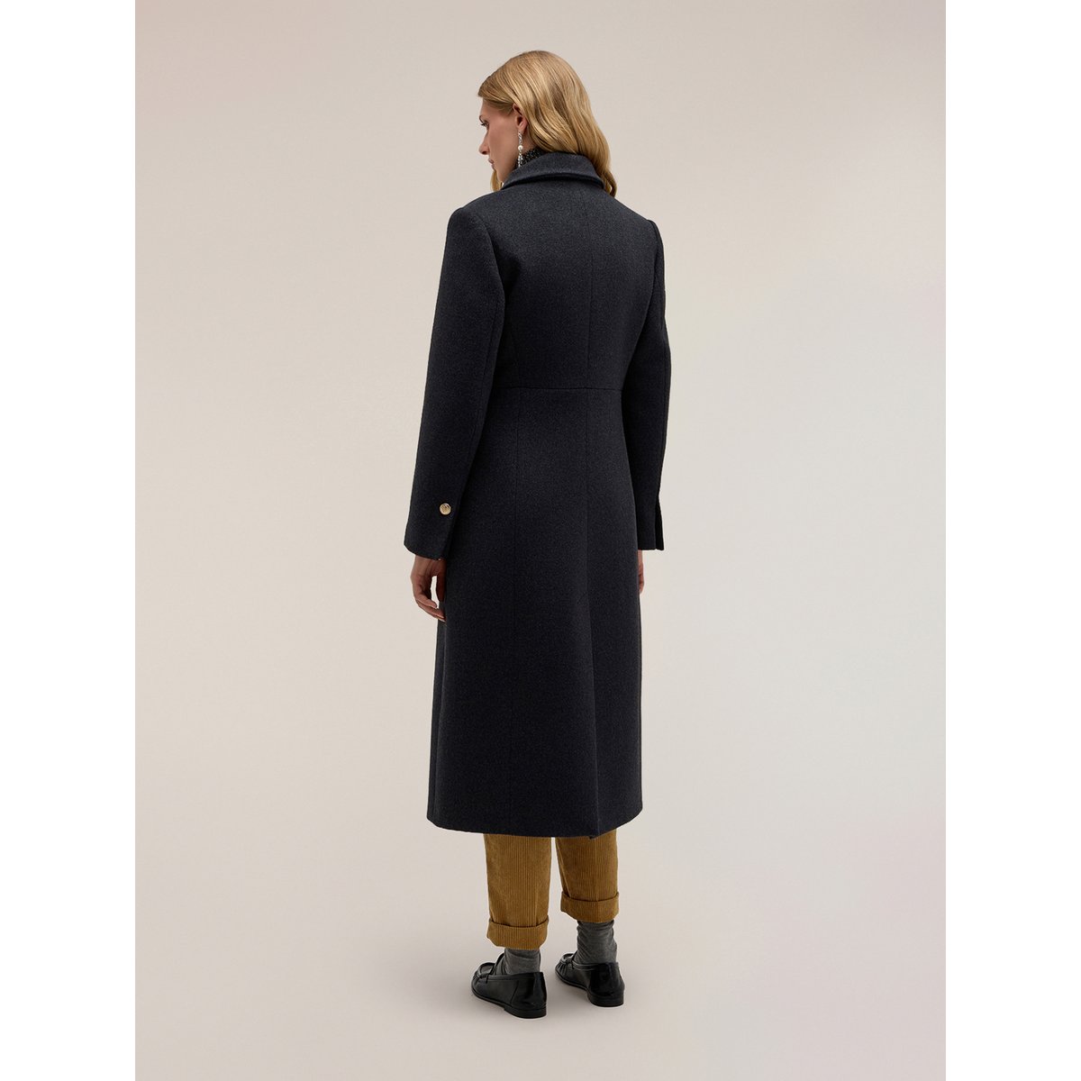 Manteau croisé gris, MOTIVI