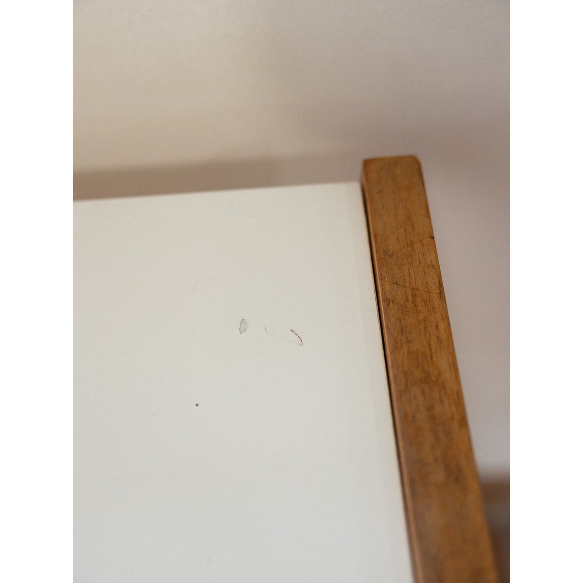 Bureau bicolore Yvan N°551 - Bon état bois clair, DEBONGOUT