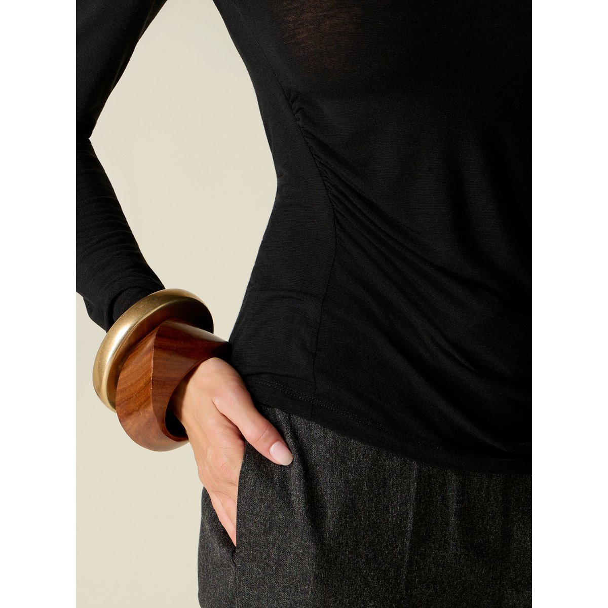 T-shirt col en V noir, OLTRE