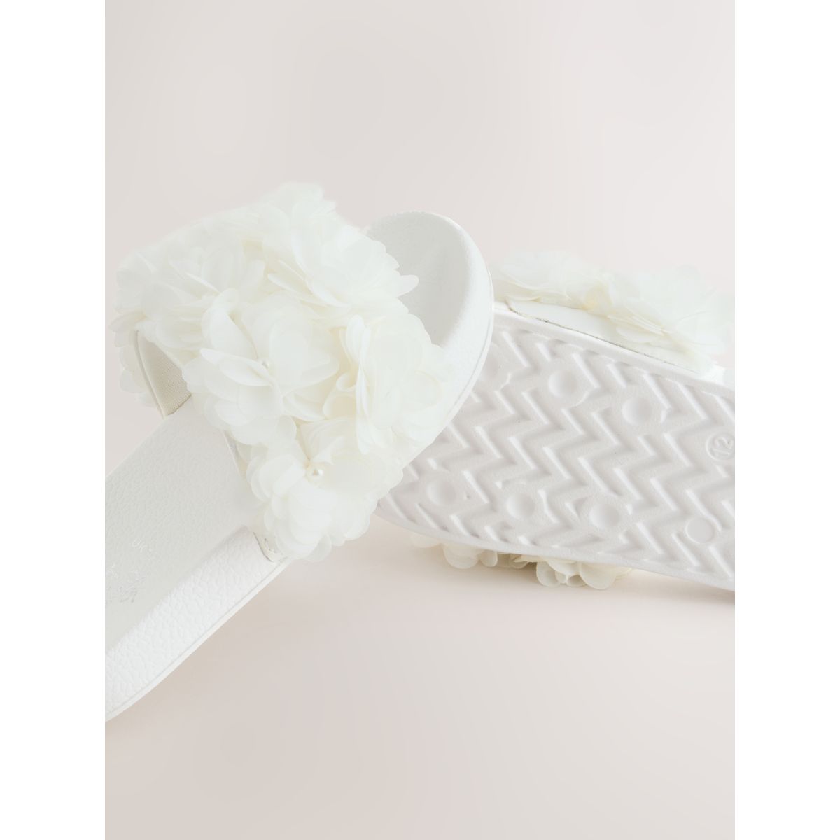 Claquettes avec grosse fleur blanc, NEXT