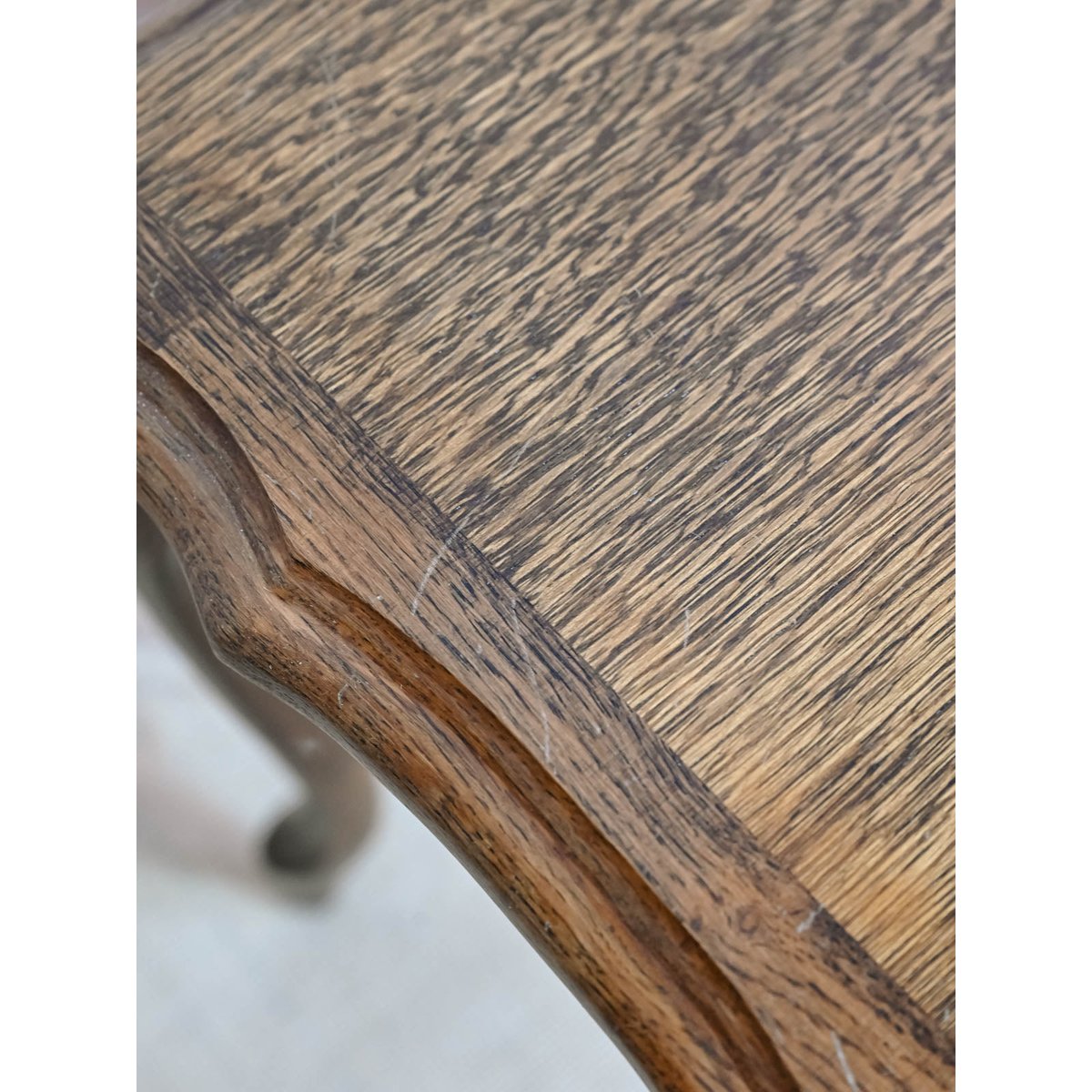 Elégante table d'appoint en bois Francine N°1521 - Bon état bois foncé, DEBONGOUT