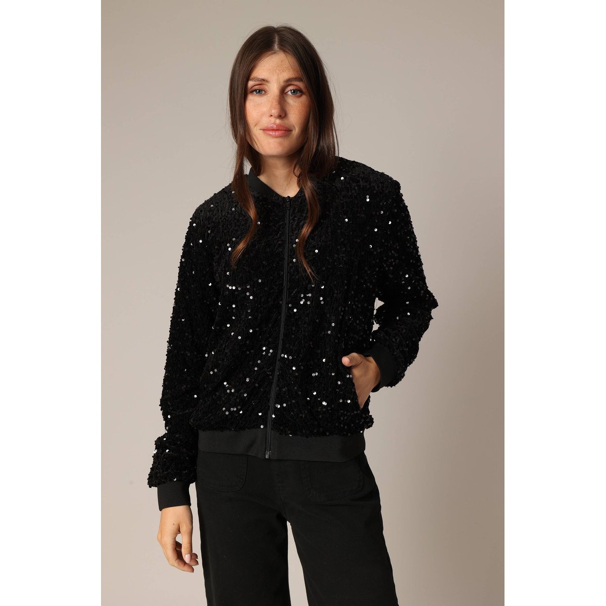 Veste bomber en sequins avec fermeture zippée et finitions côtelées. CANDICE black, DEELUXE