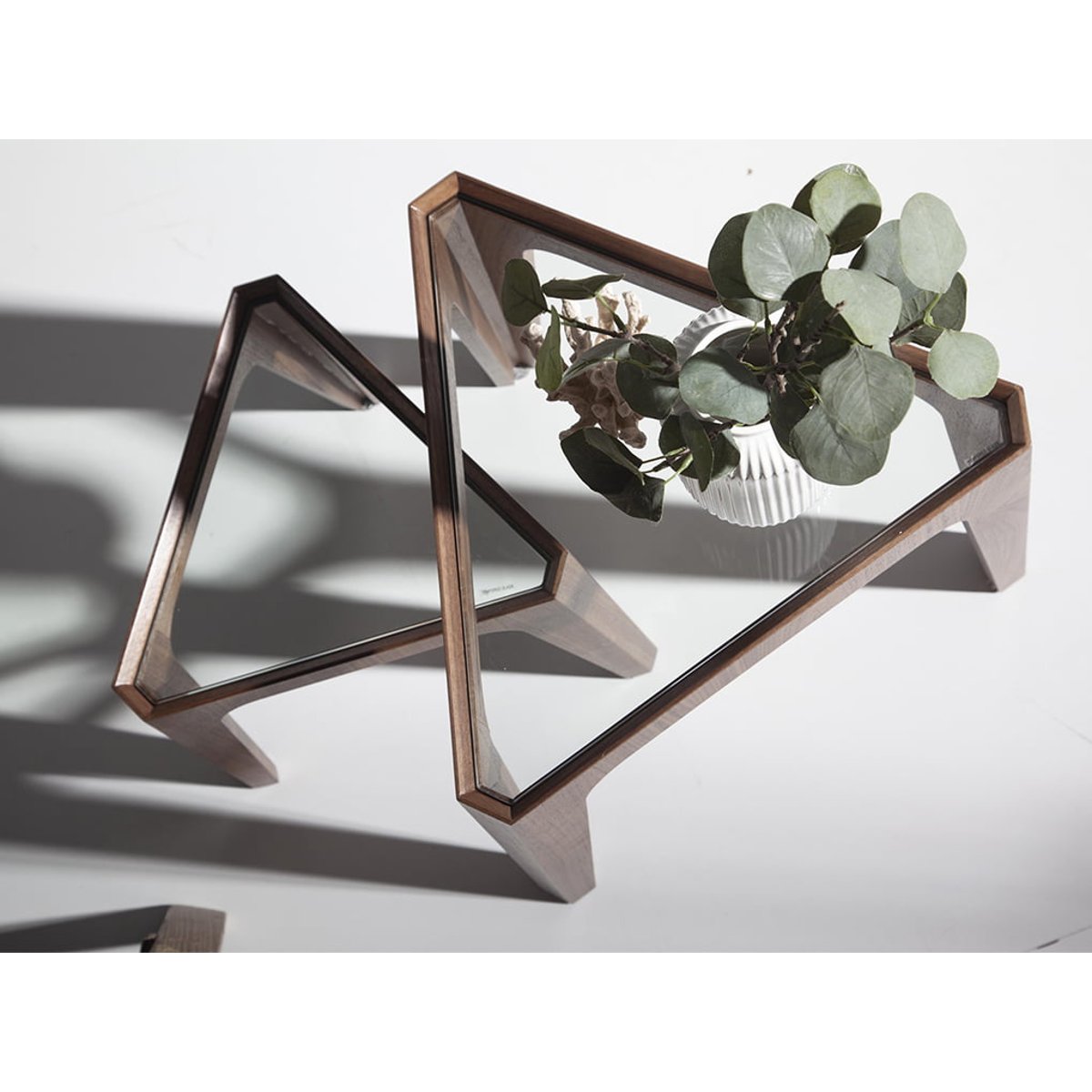 Table d'angle triangulaire en verre trempé et noyer verre | noyer, ANGEL CERDA