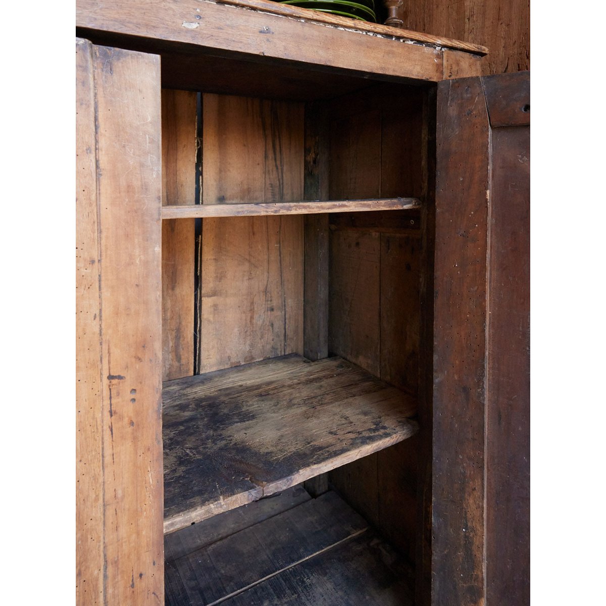 Grand vaisselier en bois brut Maximilien N°413 - Bon état bois foncé, DEBONGOUT