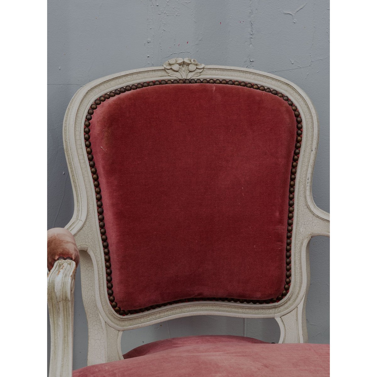 Paire de fauteuils en bois et velours rose Ernest N°987 - Bon état ecru, DEBONGOUT