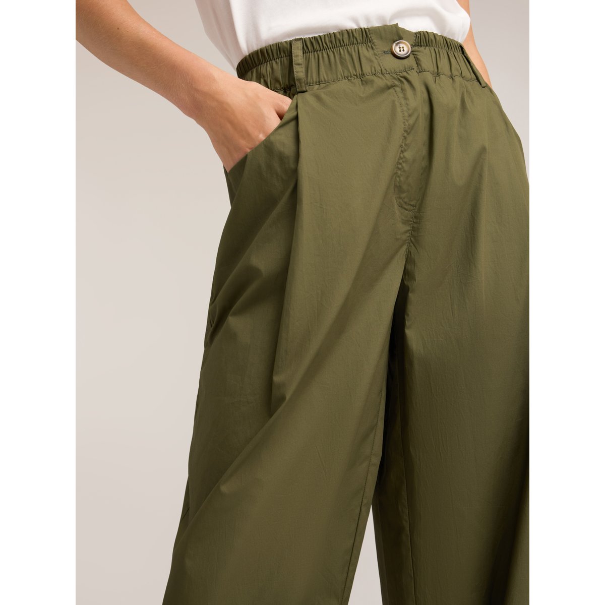 Pantalon cargo verde militare, MOTIVI