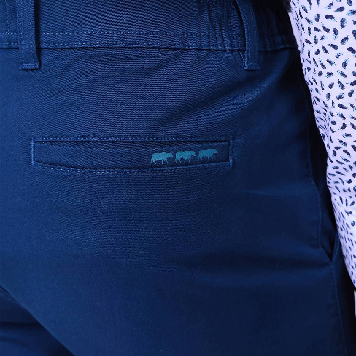 Chino coupe ajustée bleu petrole, MISE AU GREEN