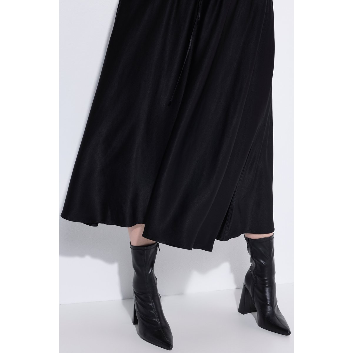 Jupe midi en satin, silhouette en A noir, ULLA POPKEN