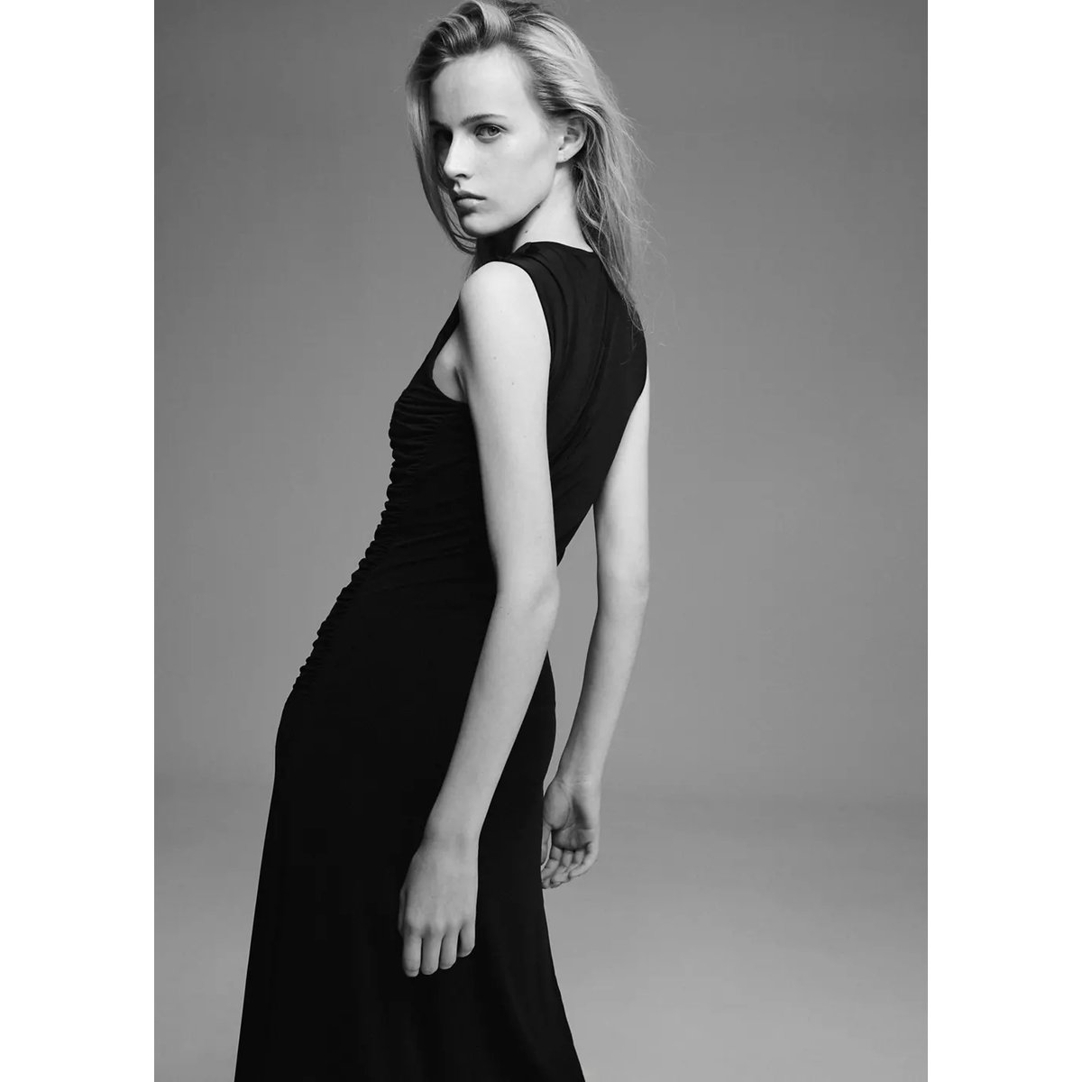 Robe longue à détails drapés noir, MANGO