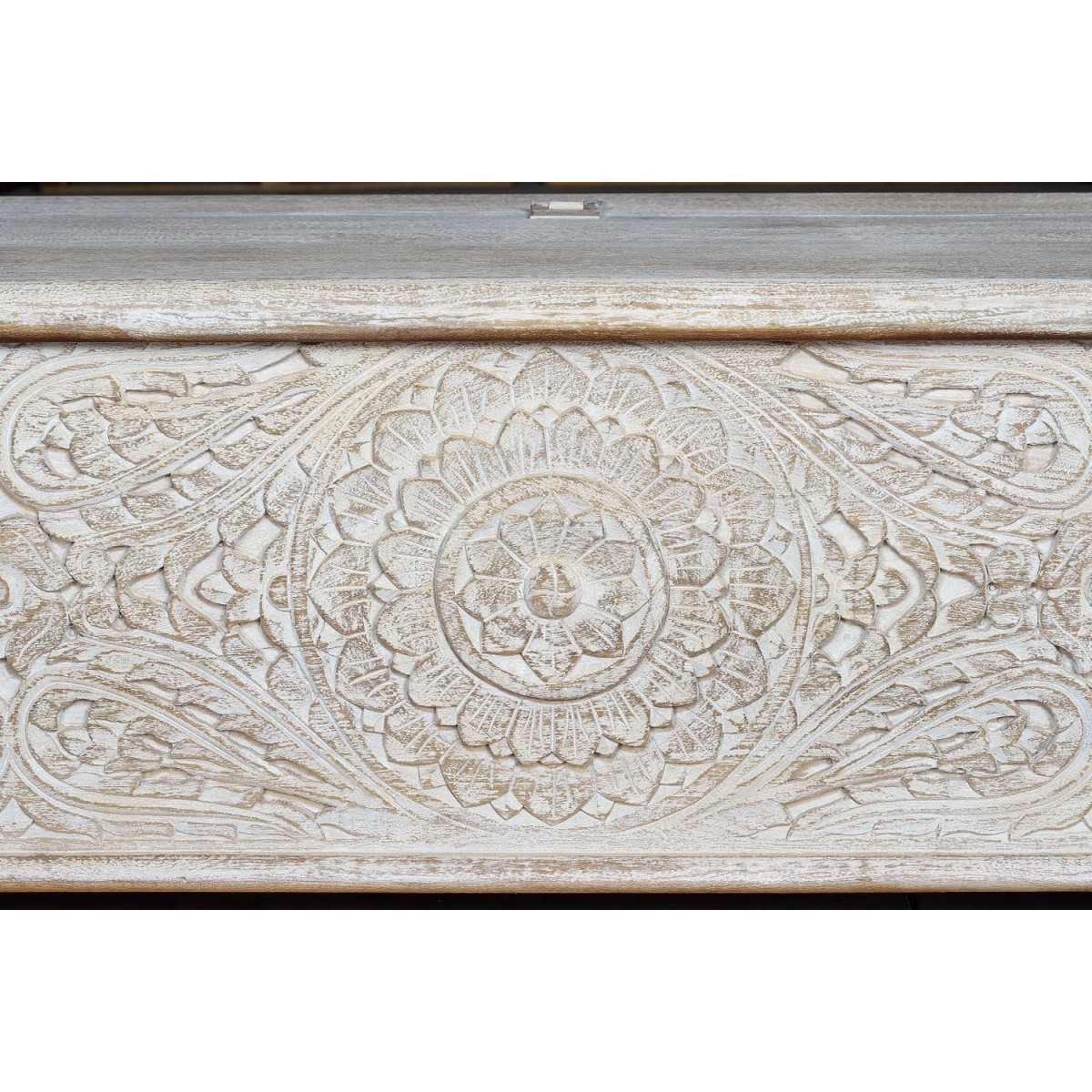 Coffre blanc, DECORATION D’AUTREFOIS