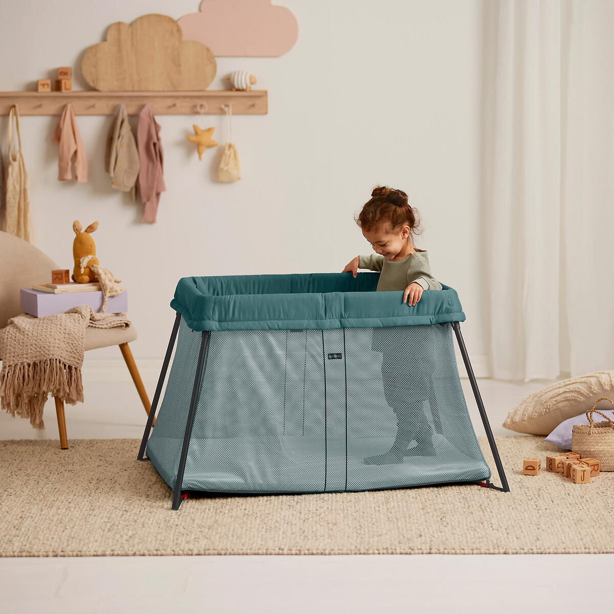 Lit parapluie light avec drap housse vert, BABYBJORN
