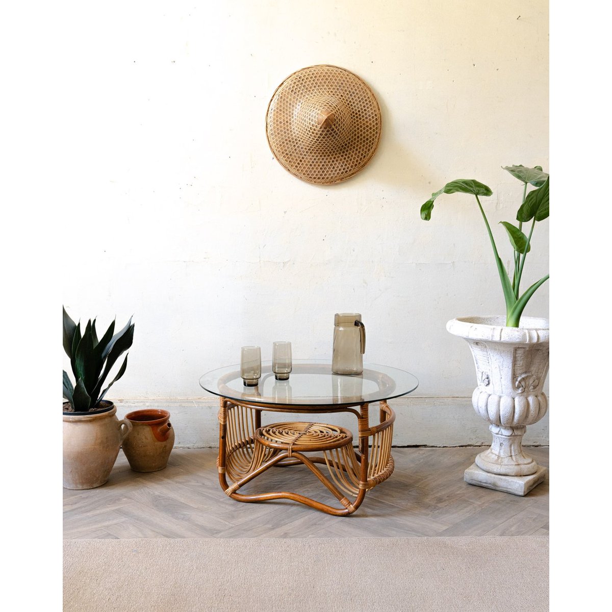 Table basse en rotin et en verre Léonie N°983 - Bon état bois foncé, DEBONGOUT