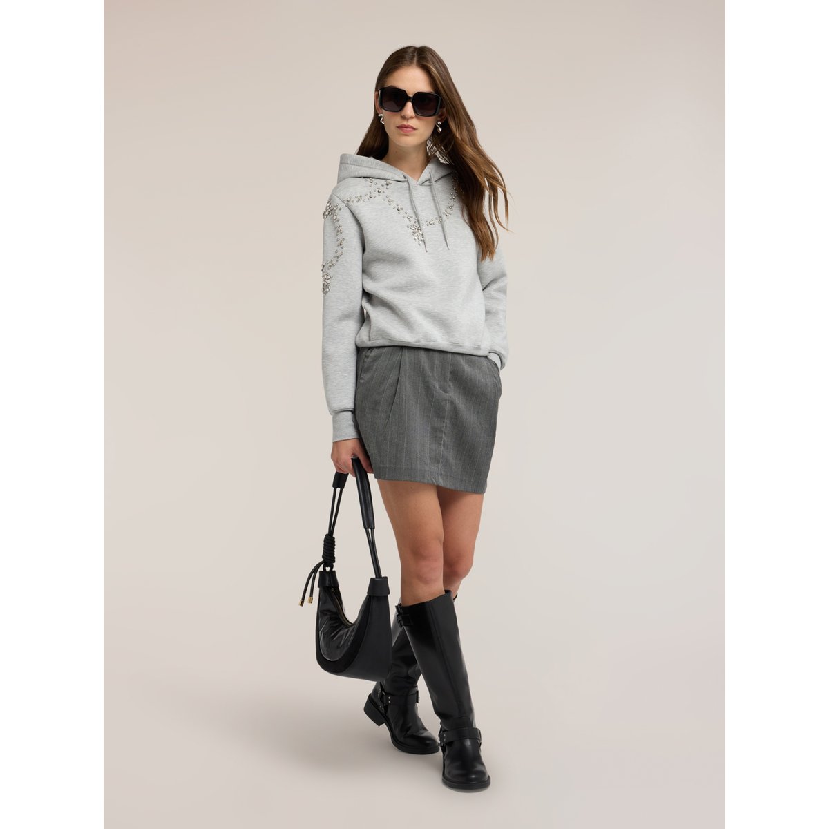 Sweat-shirt fermé avec capuche et applications de strass gris, MOTIVI