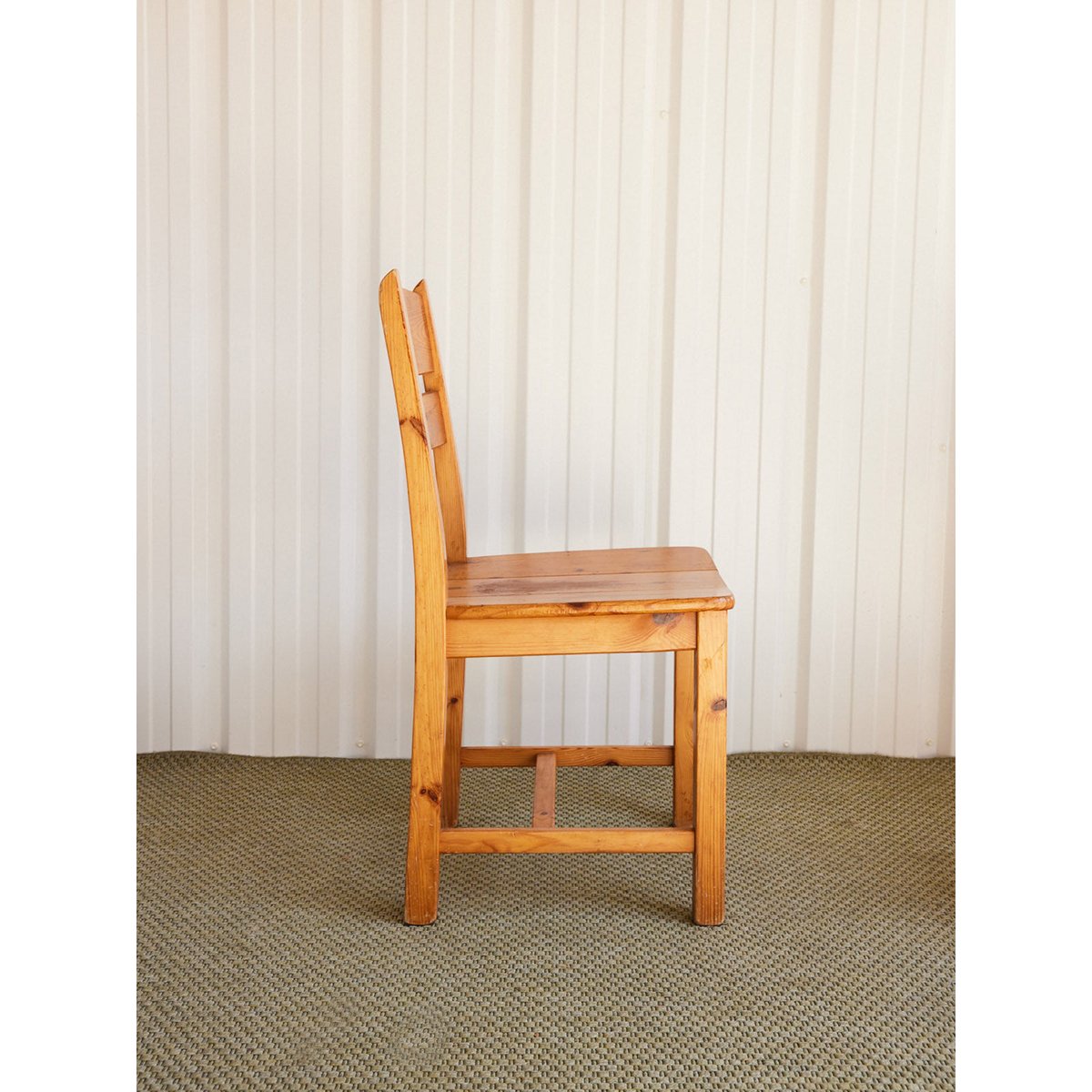 Paire de chaises en pin massif patiné Claude N°1460 - Bon état bois clair, DEBONGOUT