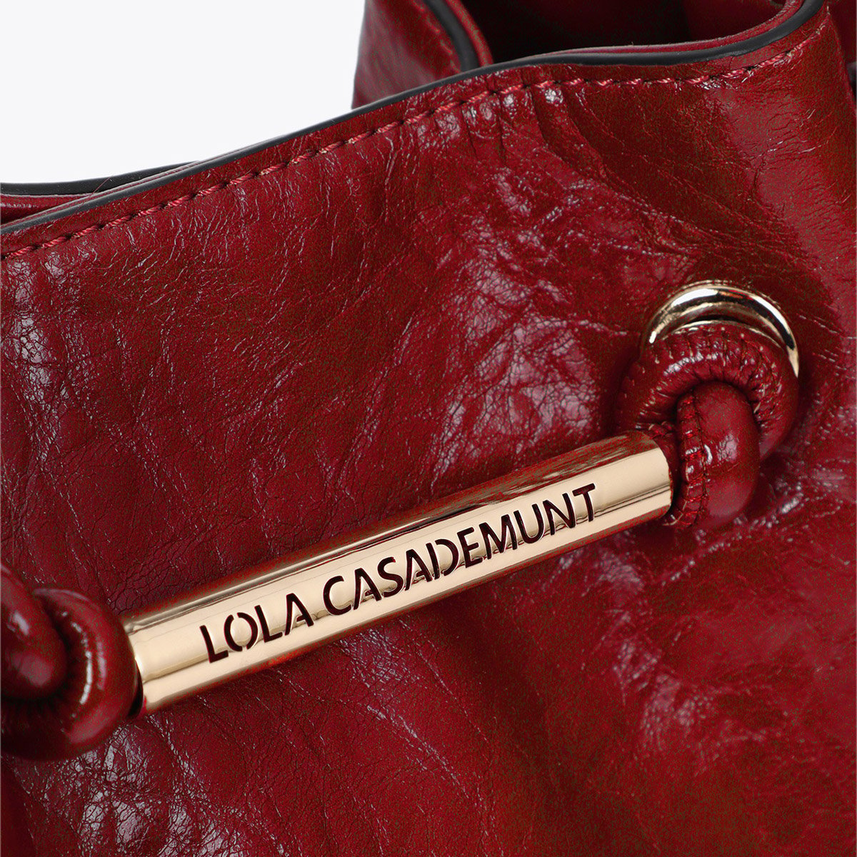 Sac à main avec noeuds décoratifs à logo métallique bordeaux, LOLA CASADEMUNT