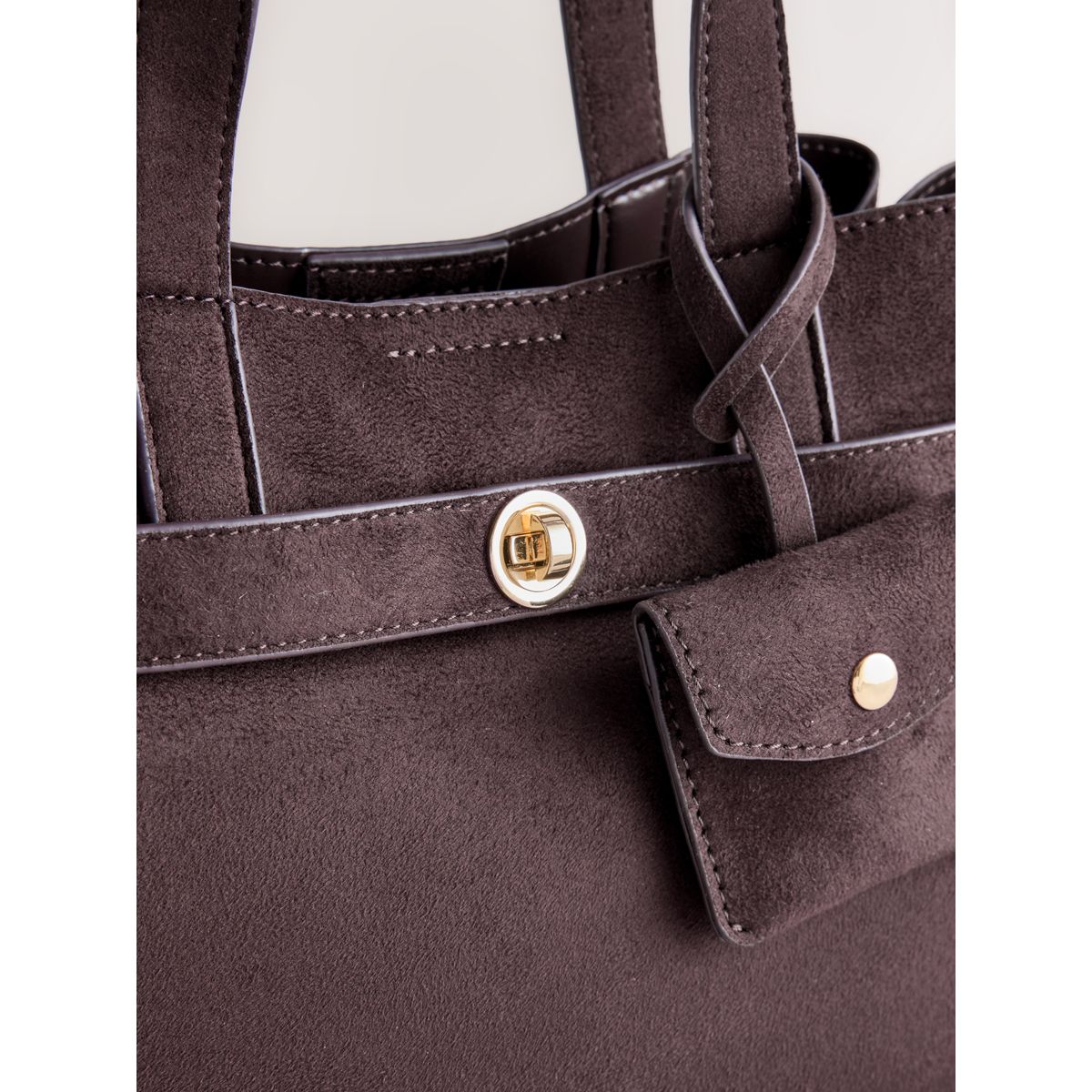 Sac à main en suédine avec breloque marron chocolat, NEXT