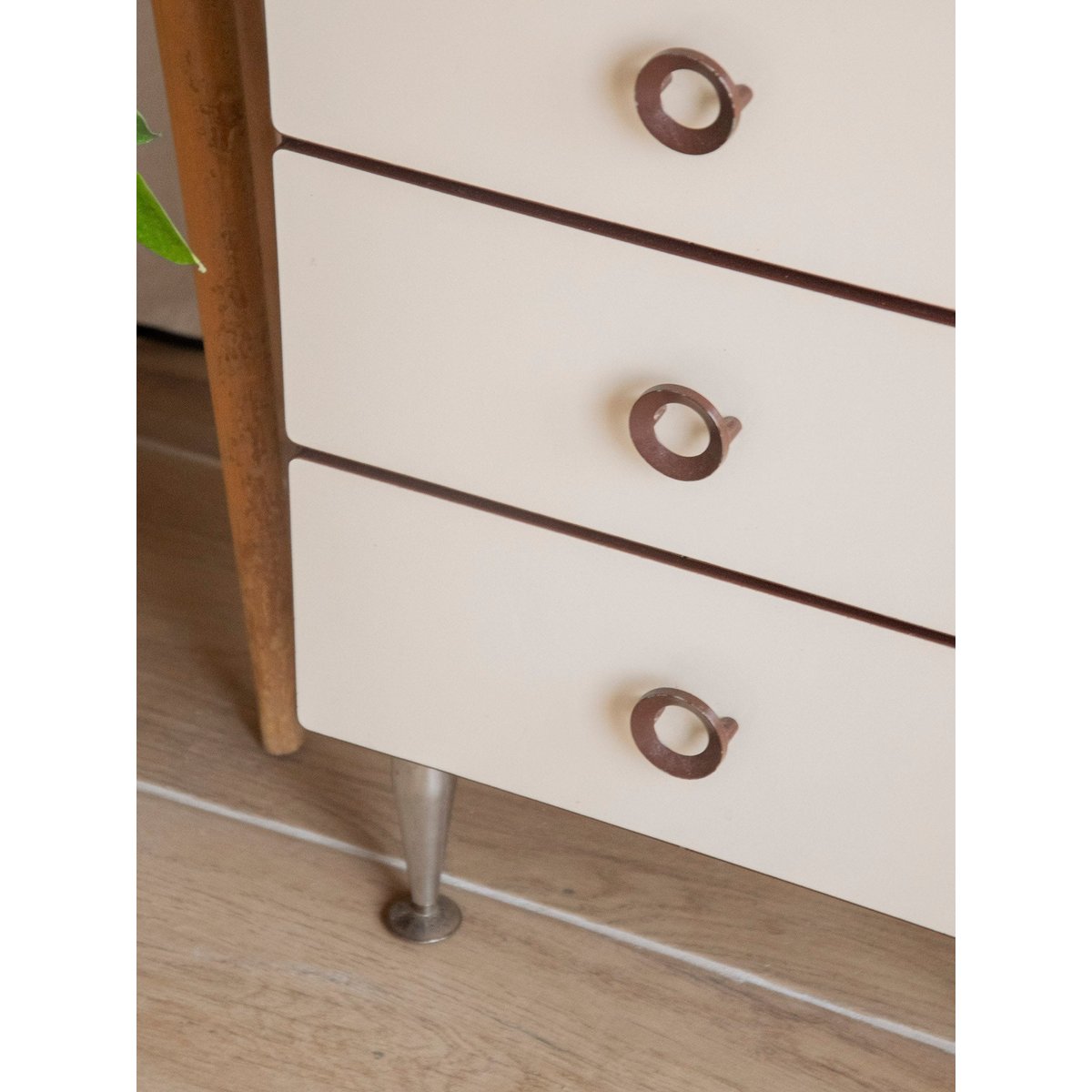 Commode aux poignées seventies Olga N°699 - Bon état crème, DEBONGOUT