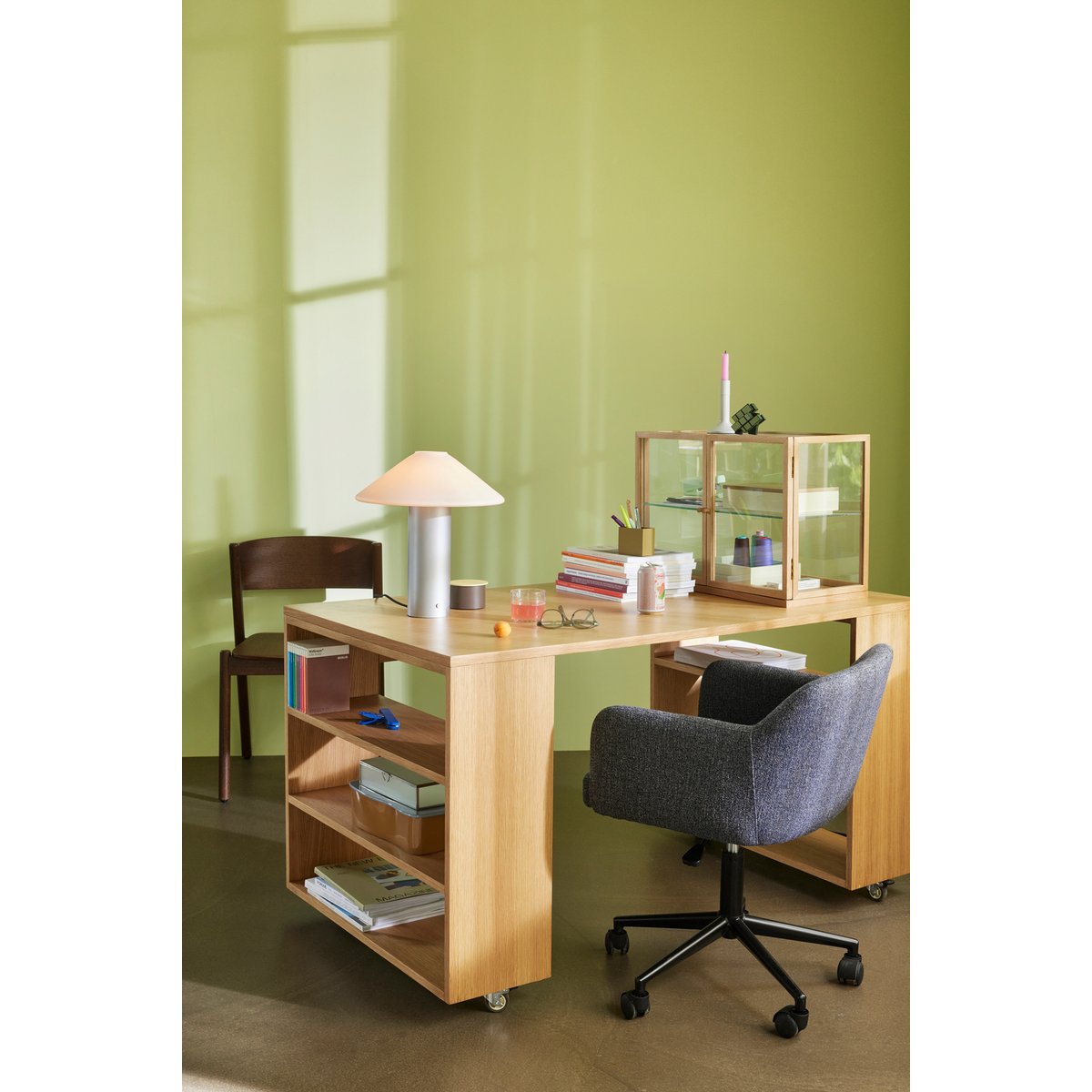 Chaise de bureau en polyester et acier REST gris foncé, HUBSCH