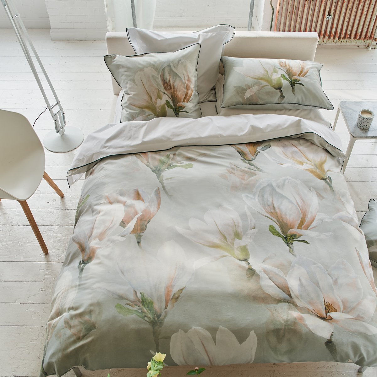 Housse de couette imprimée en satin de coton, YULAN MAGNOLIA gris, DESIGNERS GUILD